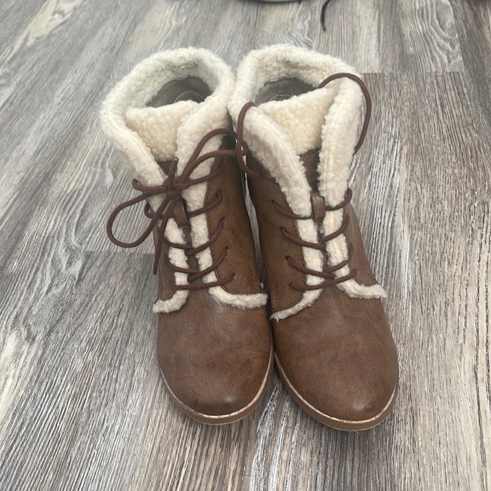 Thick wedged boots with Sherpa lining